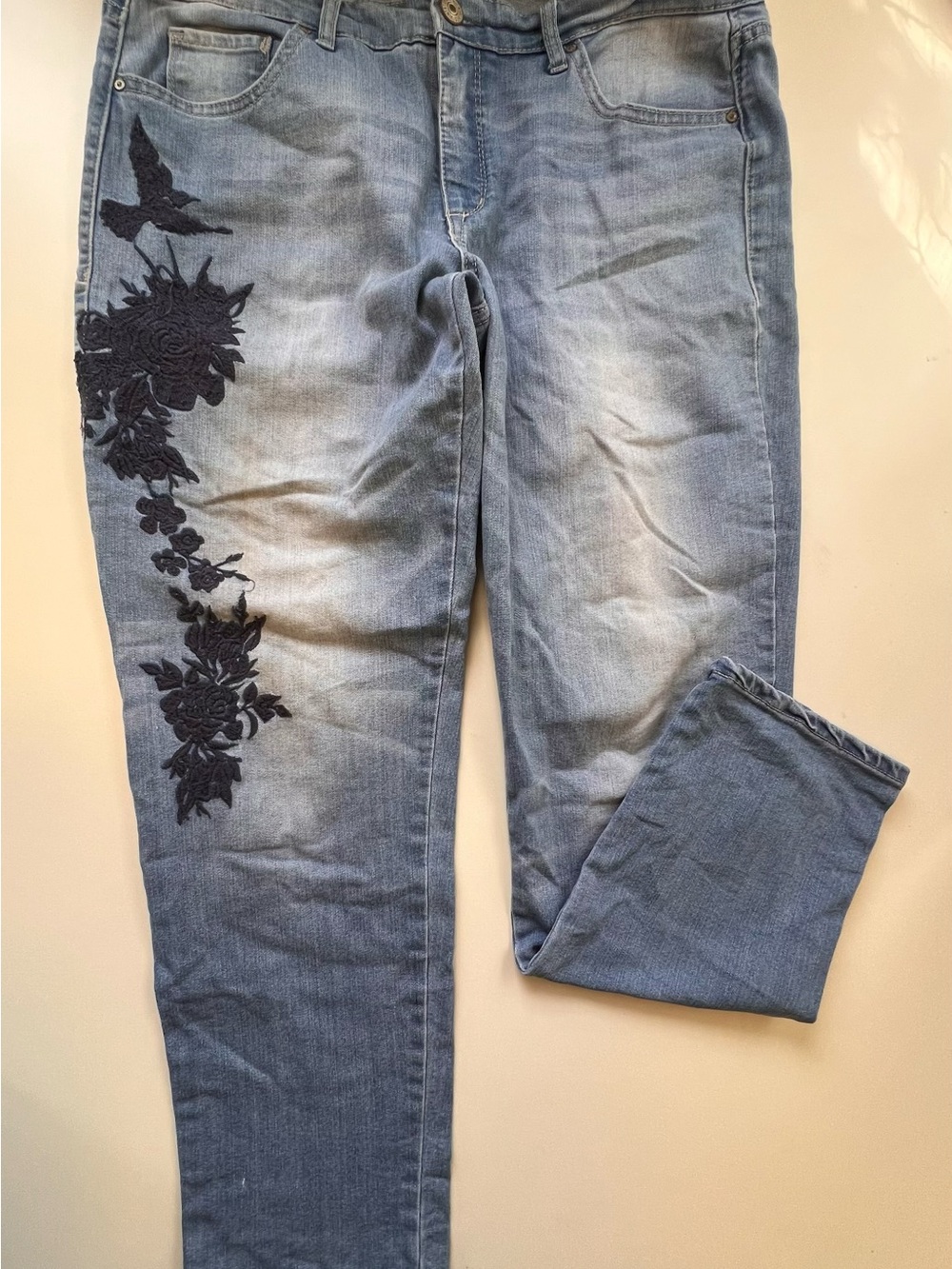 Women’s Vintage America Light Blue Jeans with Navy Floral Embroidery Sz 10